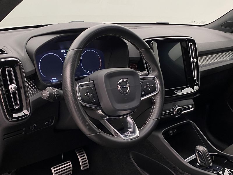 Volvo XC40 D4 AWD R-DESIGN AUT  - fotka 18 z 40