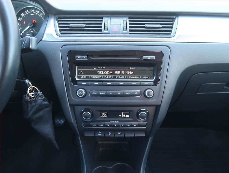 Škoda Rapid (2014) Spaceback 1.2 TSI, Tempomat - fotka 12 z 17