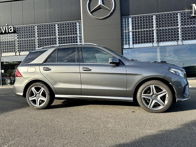 Mercedes-Benz GLE (2018) 400 4MATIC - fotka 2 z 32