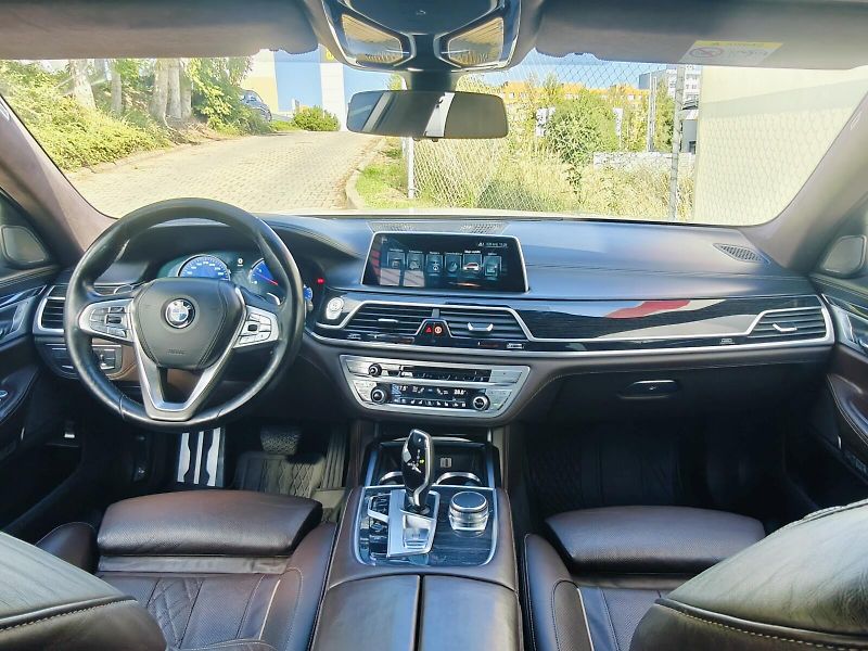 BMW Řada 7 (2016) 3,0 740d xDrive M - fotka 6 z 43