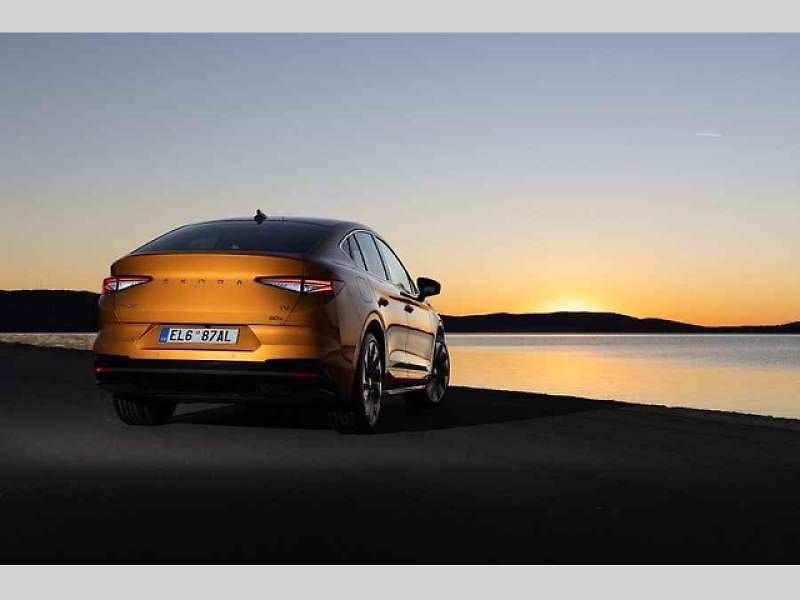 Plně elektrické SUV Škoda Enyaq Coupé iV (na snímku) se představilo v roce 2022 a vzbudilo u zákazníků velký zájem. Automobilka zrychluje svoji elektrickou ofenzivu: do roku 2026 představí tři zcela nové elektrické modely a další budou následovat.