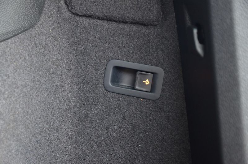 Škoda Karoq (2018) 1.6 TDi 85kW DSG STYLE /CANTON - fotka 39 z 41
