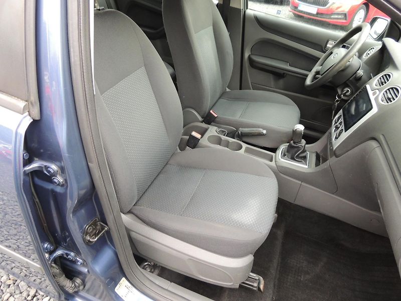 Ford Focus (2006) 1,6TDCi,80kw,Combi,klima - fotka 20 z 30