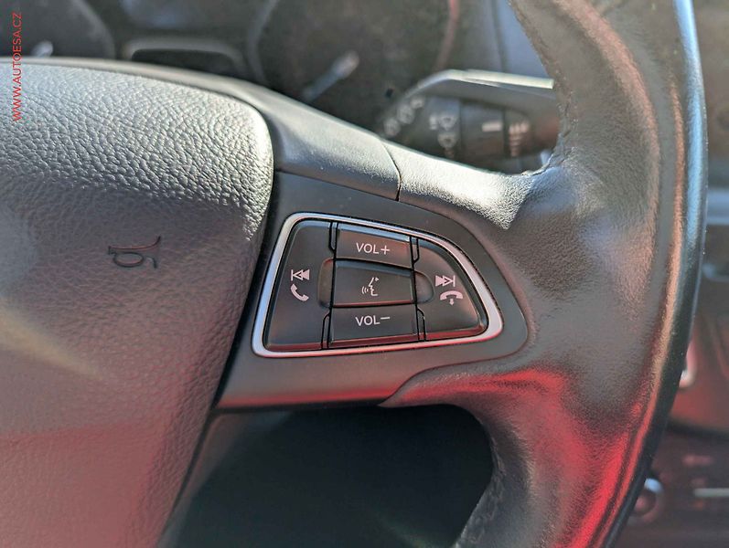Ford Focus (2017) 1.0 EB, ČR, AC, výhřev sed. - fotka 18 z 18