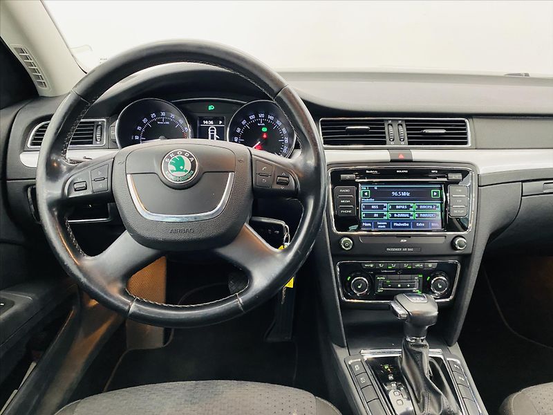 Škoda Superb 2,0 TDI DSG 103kW Bi-Xenon Ele - fotka 10 z 26