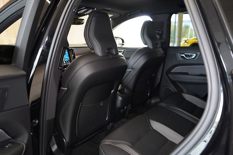 Volvo XC60 B5 Plus Black Edition, 360° - fotka 39 z 44