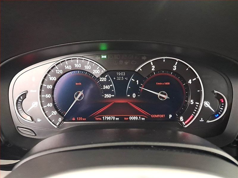 BMW Řada 5 (2019) M Sport 530d xDrive - fotka 11 z 23
