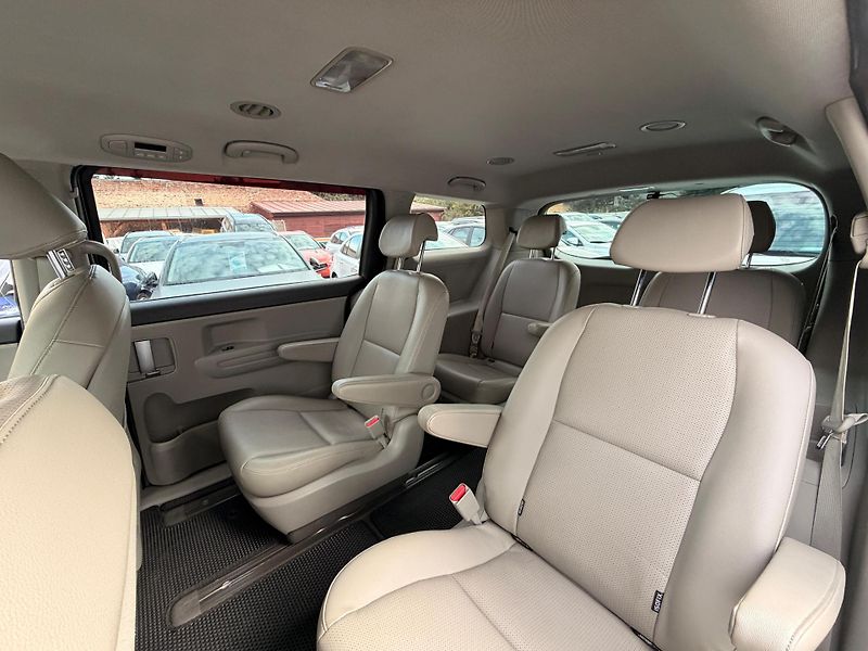 Kia Carnival 2.2-9 MÍST-AUTOMAT-PREMIUM - fotka 17 z 23