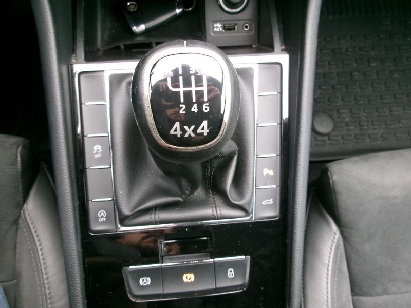Škoda Superb (2015) 2,0TDI NAVI ACC 4x4 - fotka 28 z 36