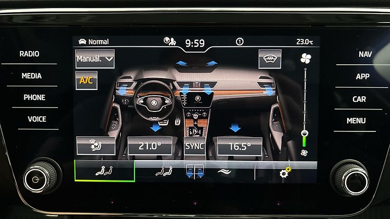 Škoda Superb 2.0 TSI DSG 4x4 Scout Combi - fotka 31 z 36