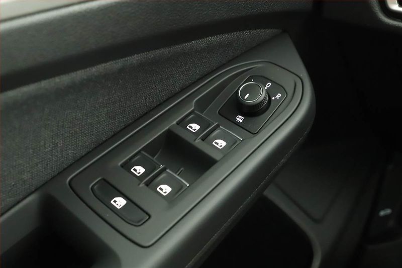 Volkswagen Golf (2023) Life 1.5 eTSI - fotka 10 z 15