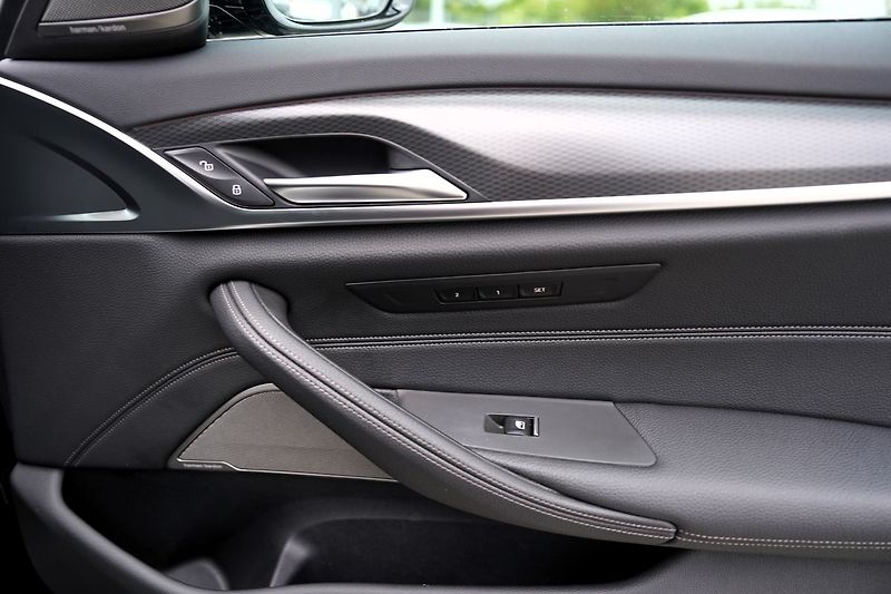 BMW Řada 5 M550i xDrive/Lasery,HUD/530PS - fotka 21 z 44