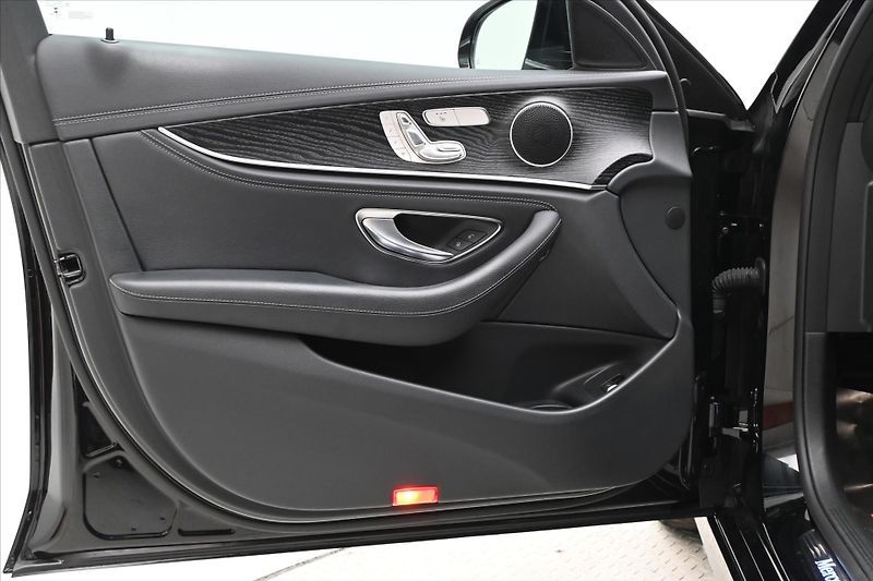 Mercedes-Benz Třídy E 2,0 220D 147kW 9G-TRONIC Záruk - fotka 23 z 30
