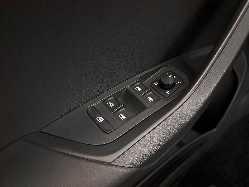 Škoda Karoq (2025) 2.0 TDI, Sportline, Navigace - fotka 23 z 23