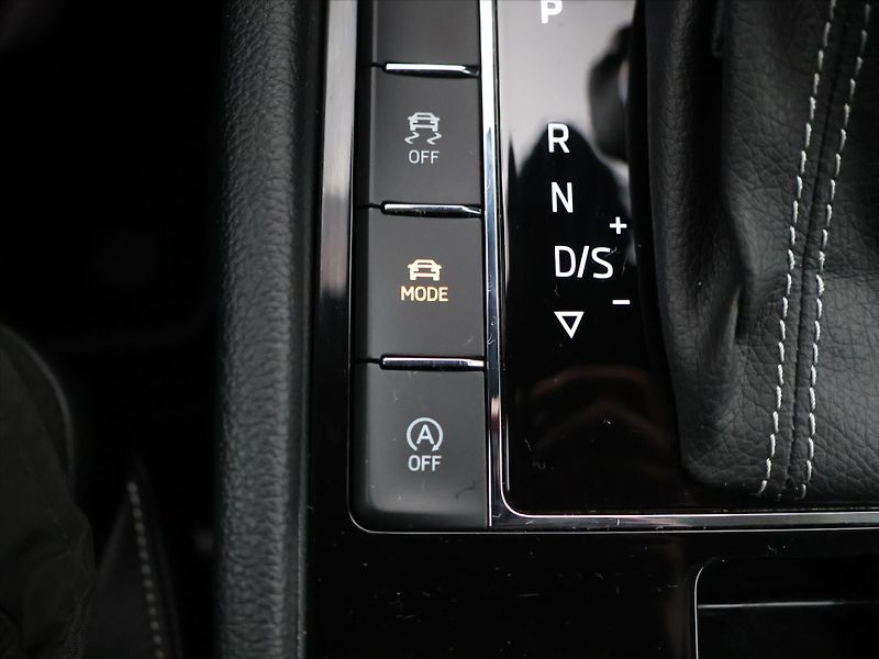 Škoda Superb 2,0 TDI 140kW DSG Sportline 4x - fotka 21 z 31