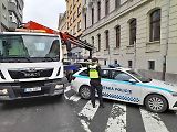 I přes omezený prostor se vozidlo během krátké doby podařilo naložil na korbu.
