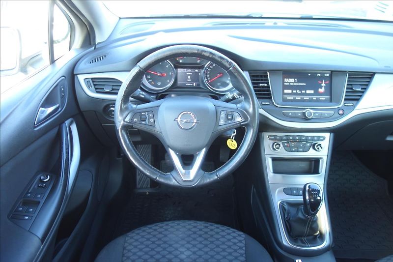 Opel Astra 1,6 CDTi 81KW, ČR, 1 MAJITEL. - fotka 17 z 33
