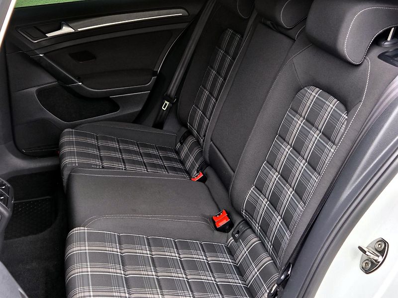 Volkswagen Golf 2,0GTD 135kW DSG, DPH, SERVIS  - fotka 23 z 51
