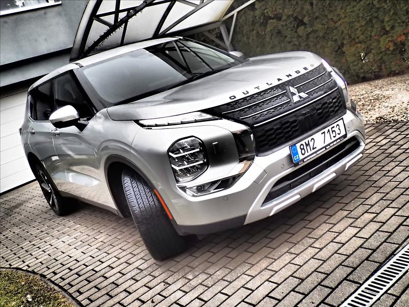 Mitsubishi Outlander 2,4 7míst, intense - fotka 3 z 70