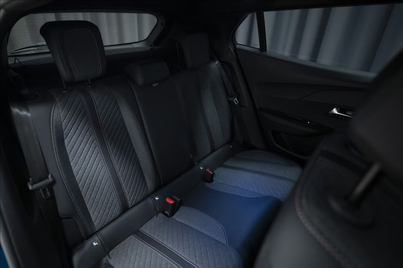 Peugeot 2008 1,2 HYBRID AT KAMERA 360° ČR - fotka 12 z 43