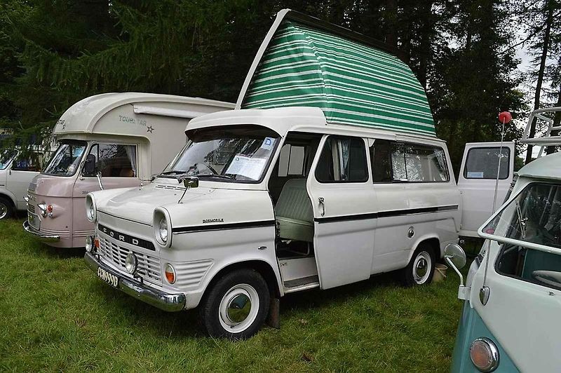 Legendární Ford Transit si zahrál hlavní roli v nové rodinné komedii. Na snímku je herec Lukáš Příkazký při natáčení jedné ze scén.