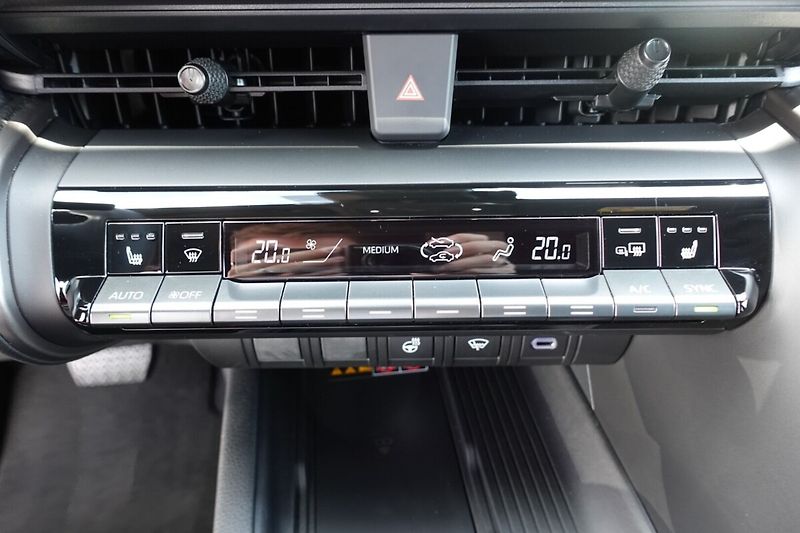 Toyota C-HR 2,0 PHEV Plug-in Style bi-tone - fotka 23 z 33