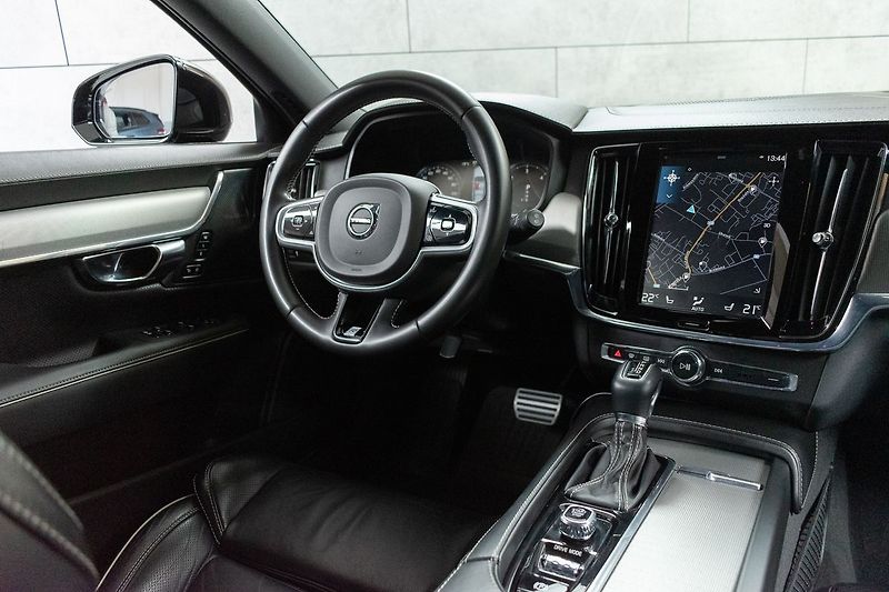 Volvo V90 D5 AWD R-DESIGN*HARMAN/KARDON* - fotka 8 z 42