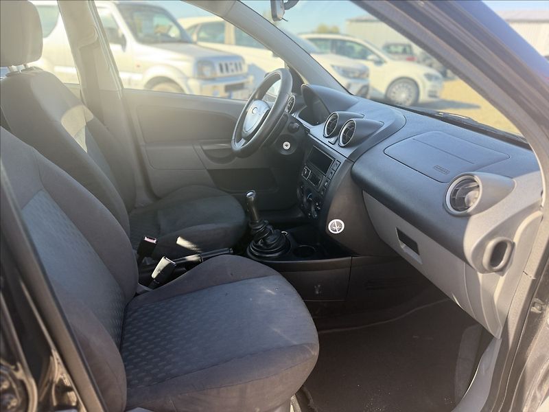 Ford Fiesta 1,4 TDCi KLIMA - fotka 20 z 22