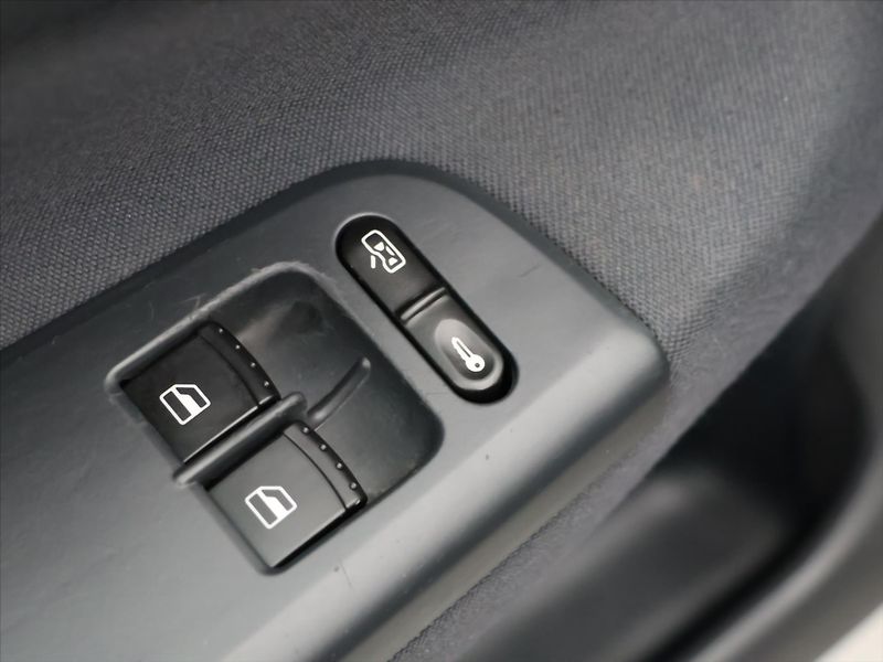 Škoda Octavia 1,6 MPI 75kW Tour Klima 2.Maj - fotka 14 z 26