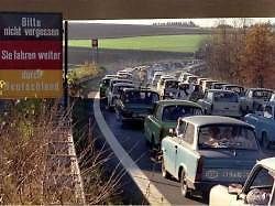 Obyvatelé Východního Německa na cestě do západní části při otevření hranice v roce 1989.