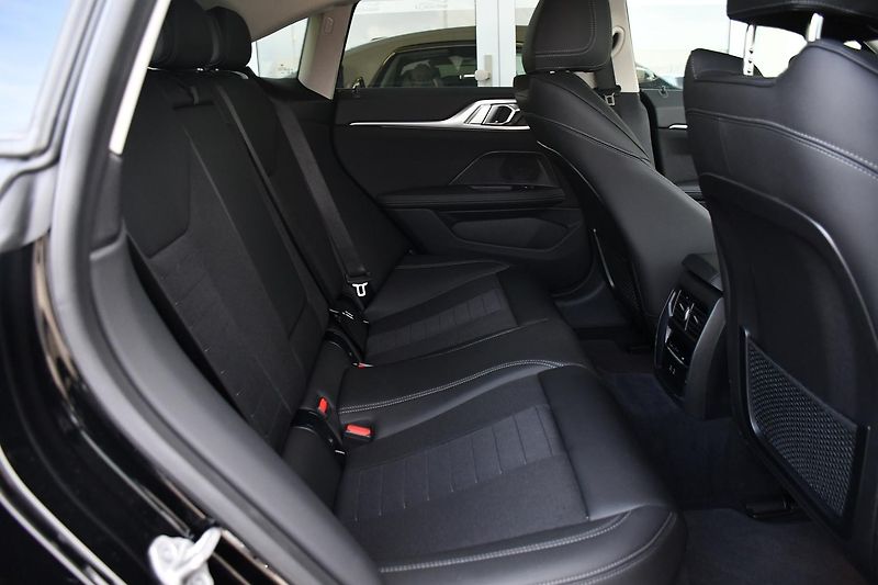 BMW i4 eDrive35 3L-ZÁRUKA  9tis.KM 1M - fotka 24 z 42