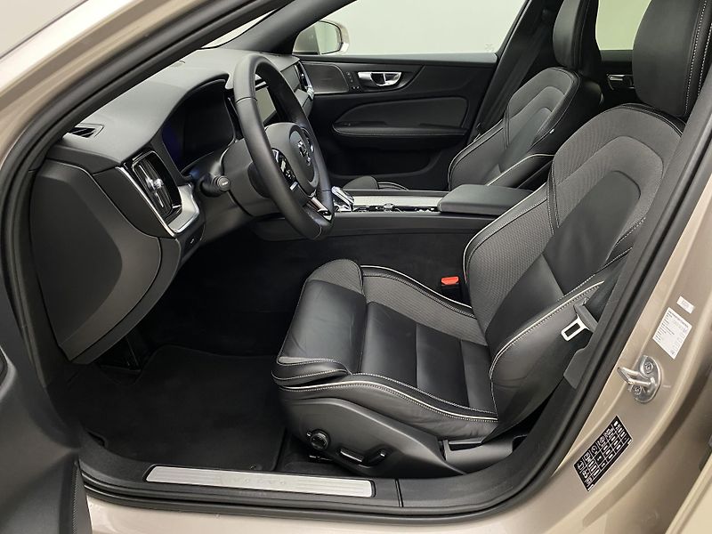 Volvo V60 CC B5 AWD BRIGHT PLUS AUT  - fotka 3 z 58