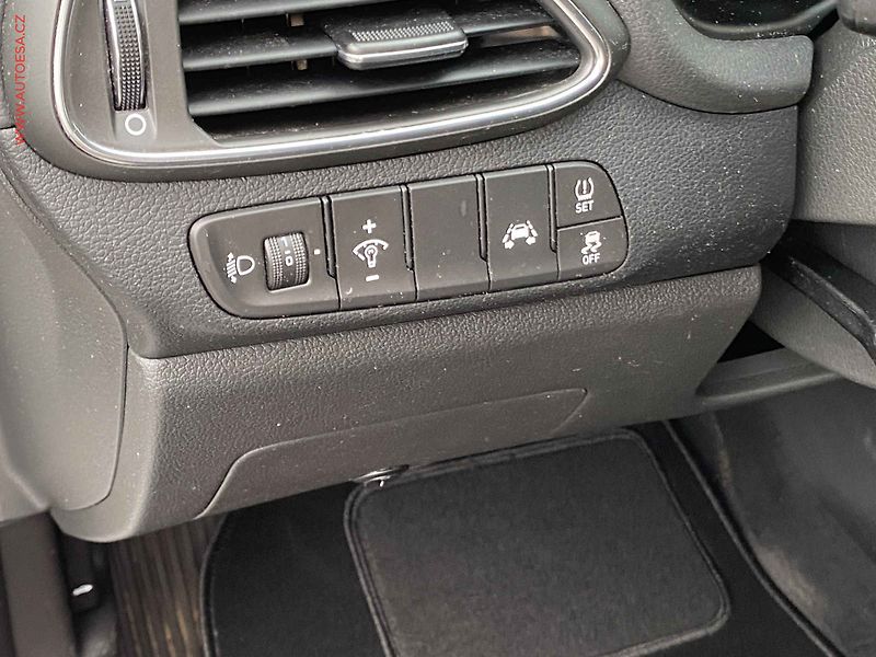 Hyundai i30 (2020) 1.4 T-GDi, ČR, Trikolor, AC - fotka 12 z 17
