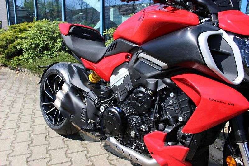 Ducati Diavel (2023) V4 RED 2023 - fotka 4 z 10