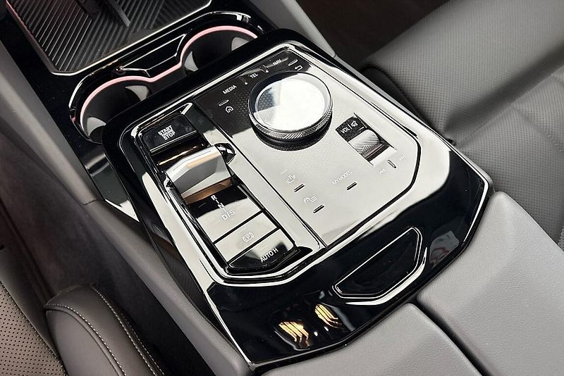 BMW Řada 5 540d xDrive Touring - fotka 22 z 25