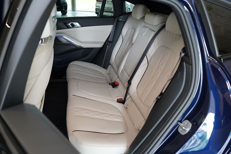 BMW X6 30d xDrive, Vzudch, Masáž - fotka 45 z 48