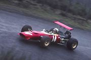 Derek Bell jede závod Formule 2 s Ferrari v roce 1969.