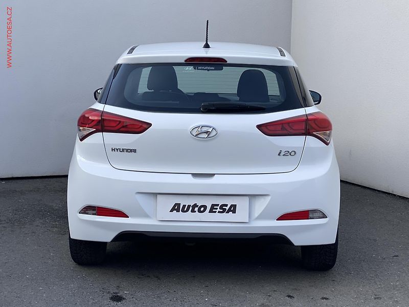 Hyundai i20 (2015) 1.2i, ČR, Klima - fotka 5 z 15