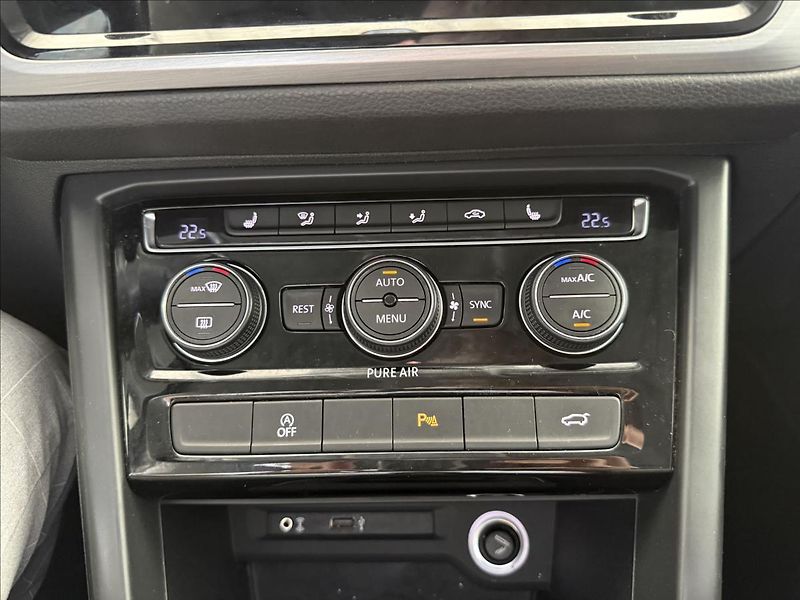 Volkswagen Touran 2,0   TDI 110kW,1.MAJ,7MÍST,TA - fotka 17 z 28