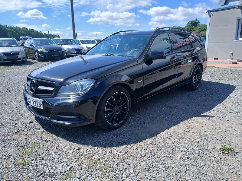 Mercedes-Benz Třídy C 180 CDI, AMG optik, Facelift - fotka 2 z 39