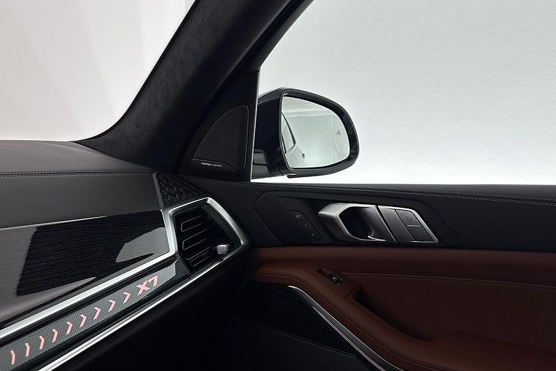 BMW X7 xDrive40i - fotka 21 z 30