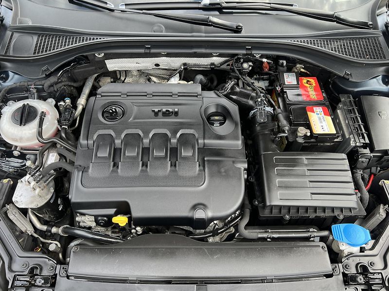 Škoda Superb 1.6TDi NAVI TEMPOMAT odp.DPH - fotka 37 z 43