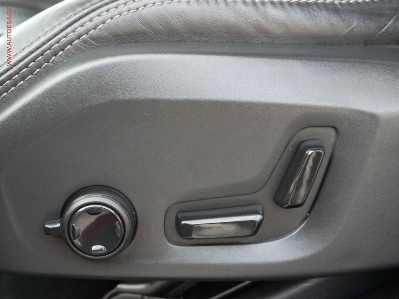 Volvo XC60 (2018) 2.0 T6 4x4, AT, navi, LED - fotka 17 z 19