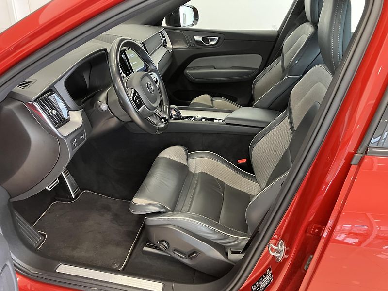 Volvo XC60 B4 AWD R-Design AT8, ČR - fotka 17 z 50