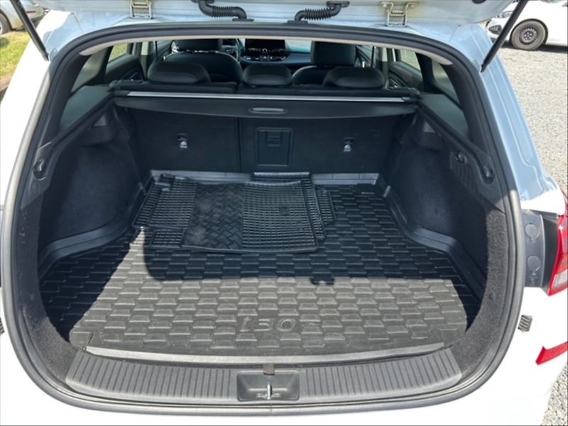 Hyundai i30 1,5 T-GDI Style AT 5d - fotka 6 z 11