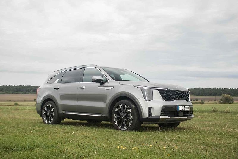 Obří a pohodlná, nebo malá a šikovná? Sorento a Pivanto představují opačné póly modelové řady Kia.
