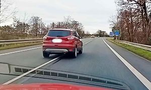 Plná čára sama o sobě předjíždění nezakazuje. Je zakázáno pouze její přejíždění nebo přesahování nákladem. To znamená, že například motorku nebo dokonce i jiný automobil může řidič předjet za předpokladu, že při tom plnou čáru nijak nepřejede. Vůz na sním