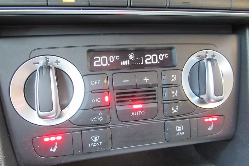 Audi Q3 2.0 TDi QUATTRO AUT. KLIMA  - fotka 14 z 23