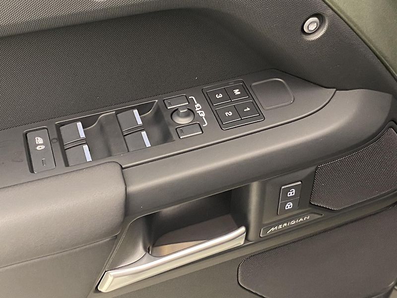 Land Rover Defender 110 D300 X-DYNAMIC SE AWD CZ - fotka 27 z 46