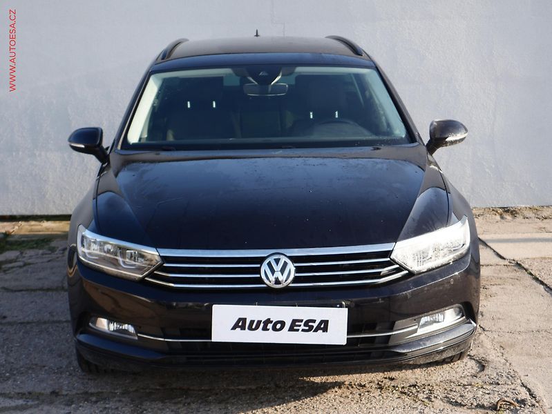 Volkswagen Passat (2018) 2.0 TDi, Comfortline, DSG - fotka 2 z 19